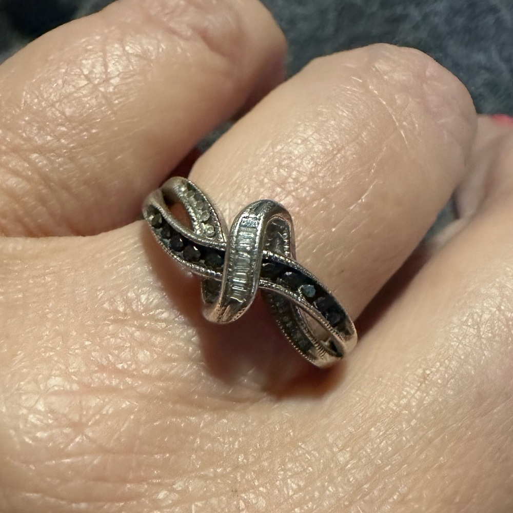 Elegant Silver and Black Women's Ring